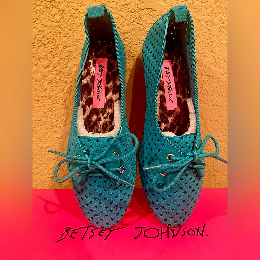 BETSEY JOHNSON  TURQUOISE SUEDE FLATS — LEOPARD SOLES —  NEW — SIZE 6